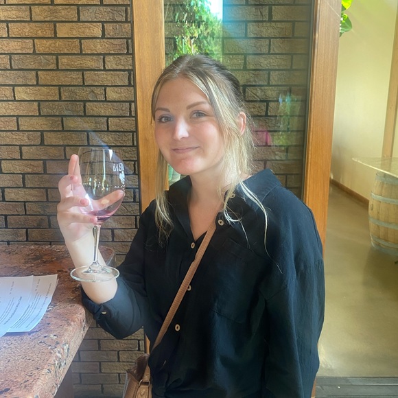 Meet your Posher, Brianna - Picture 2 of 3